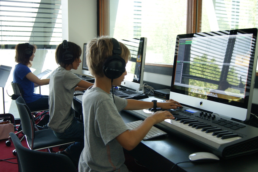 élèves dans la salle MAO