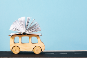 Camion en bois avec un livre sur son toit