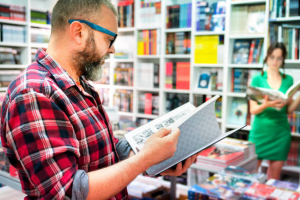 Un homme et une femme qui lisent des BD dans une librairie