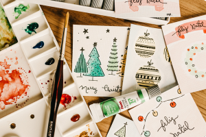 Matériel de fabrication de cartes de voeux sur une table